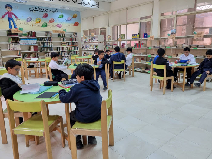  المكتبة المدرسية.. مرفق تربوي يساند الطلبة  ويثري معلوماتهم وينمي مهاراتهم الكتابية